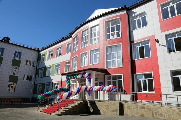 В г. Махачкала (р. Дагестан) 1 сентября 2020 года открыт новый корпус школы № 26 на 604 ученических места. Это одна из семи новых школ, открытых в Дагестане в День знаний.