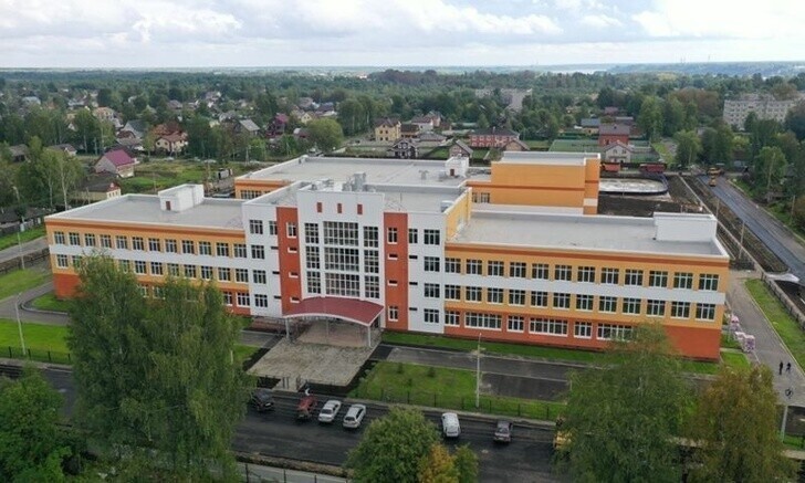 В Ярославской области на улице Тракторной в г. Рыбинск открыта школа на 786 мест.