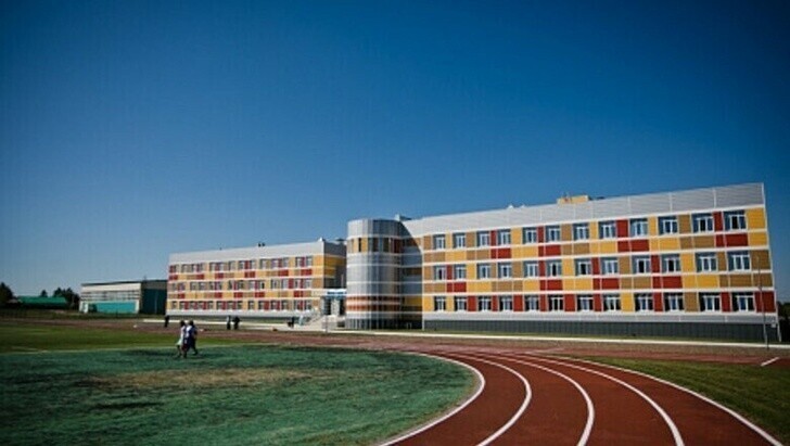 1 сентября 2020 года в селе Черный Отрог Саракташского района (Оренбургская область) открылась новая школа на 400 мест.