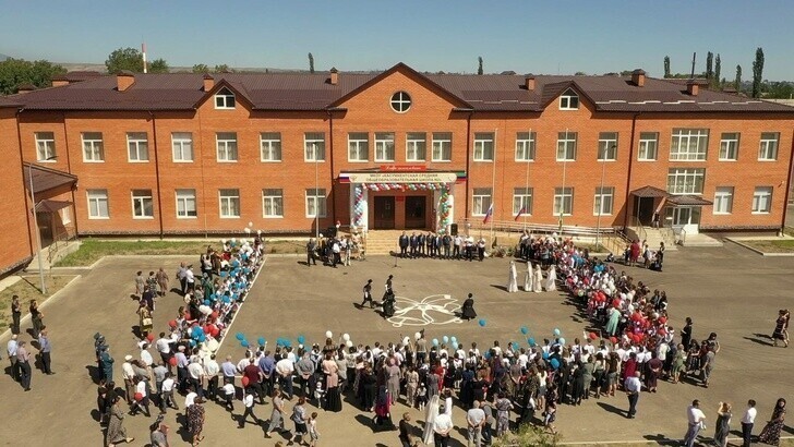 В Сулейман-Стальском районе в с. Касумкент (р. Дагестан) открыта новая школа на 150 ученических мест.