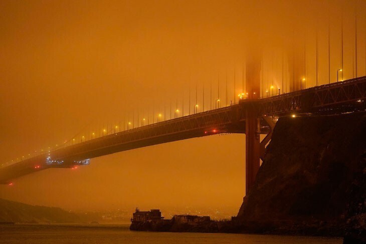 Мост Золотые Ворота едва виден из-за дыма от лесных пожаров, 9 сентября 2020. (Фото Eric Risberg):