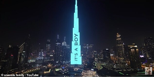 Семейство блогеров объявило пол своего ребенка, расцветив самое высокое здание в мире