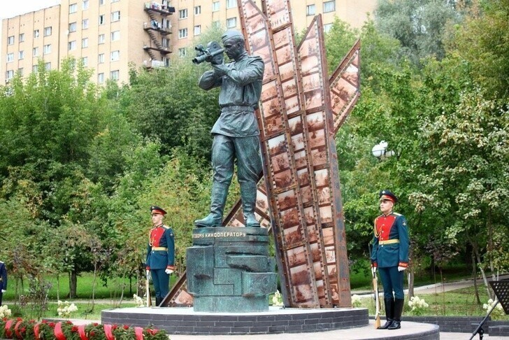Первый в России памятник «Фронтовому кинооператору» установили в Подмосковье