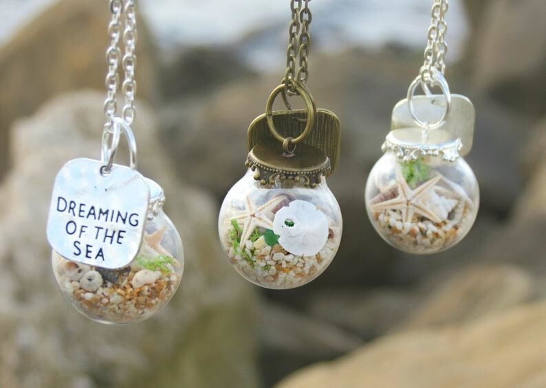 Девушка создает оригинальные украшения из найденных на пляже даров моря