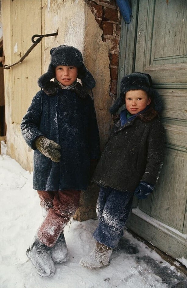Два мальчика в деревне Свердлово, к северу от Москвы. 1973 год
