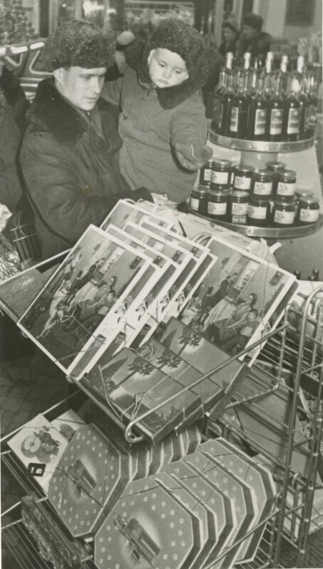 Шоколадные конфеты в магазине, фото М. Грачева. 1950-е