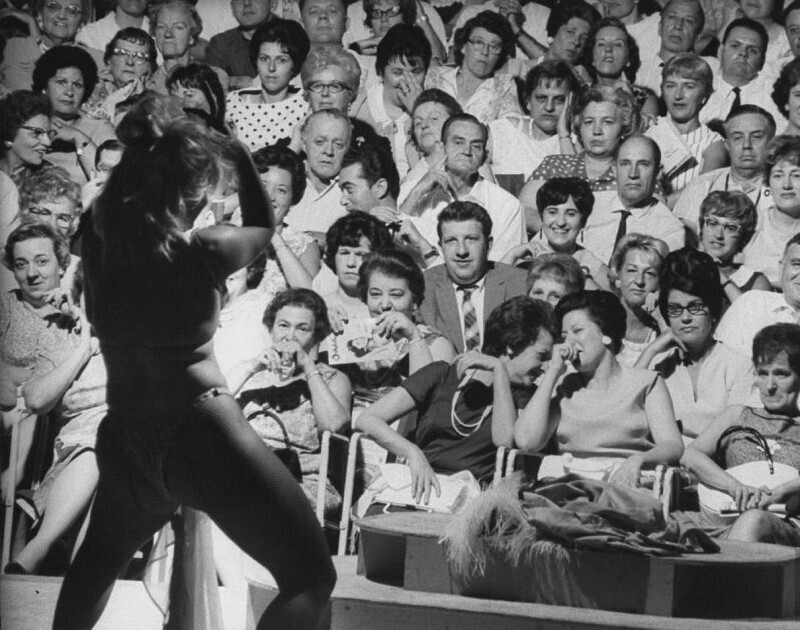 Реакции зрителей первый раз увидевшие танец в стиле бурлеск в исполнении стриптизёрши. Лос-Анджелес, Калифорния, 1966 год.