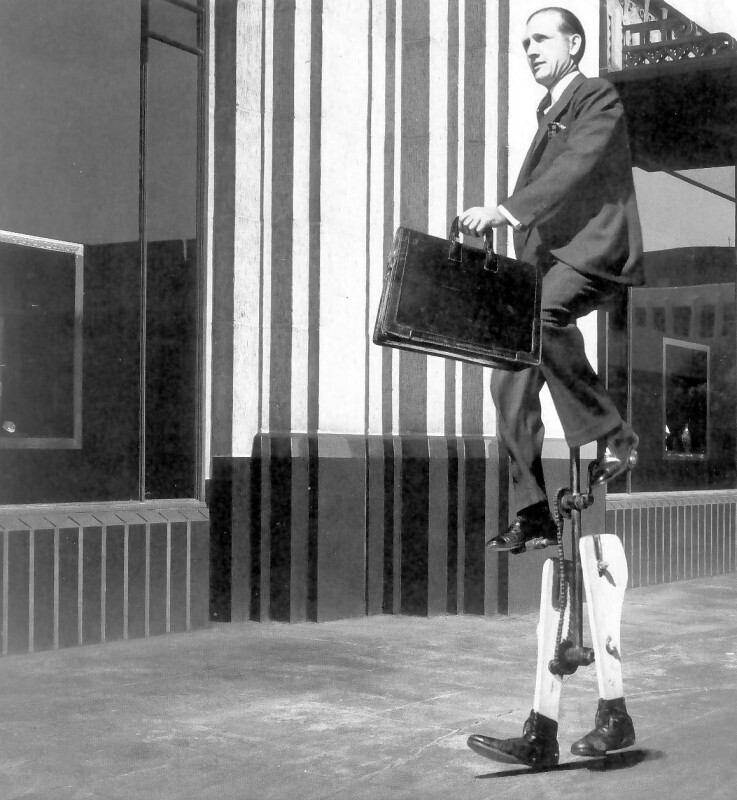 Изобретатель Карл Уорд демонстрирует свое изобретение - моноцикл с педальным приводом, в котором колесо заменено ногами. Цель изобретения, заключалась в том, чтобы сидеть во время ходьбы. Лос-Анджелес, Калифорния, 1971 год.