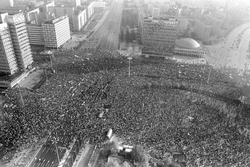 Десятки тысяч восточных немцев протестуют против правительства Германской Демократической Республики в Восточном Берлине, 1989 год.