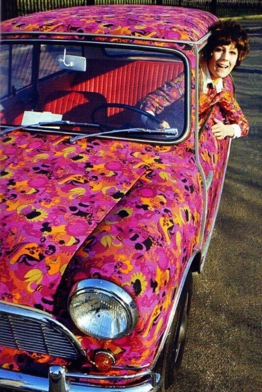 Женщина за рулем своего пейсли-мини, 1969 год.