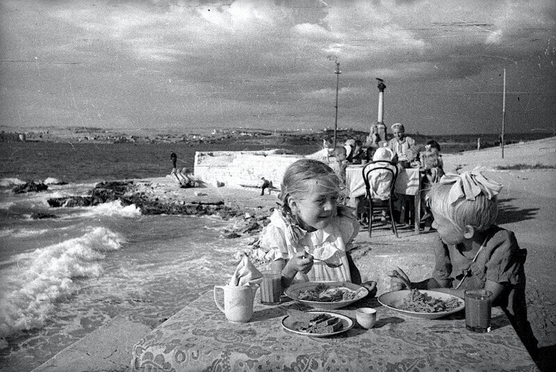 Обед в детском саду. Севастополь, 1944
