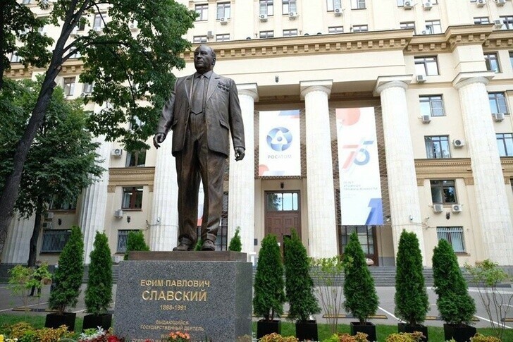 В Москве открыли памятник Ефиму Славскому одному из первых руководителей атомной промышленности СССР