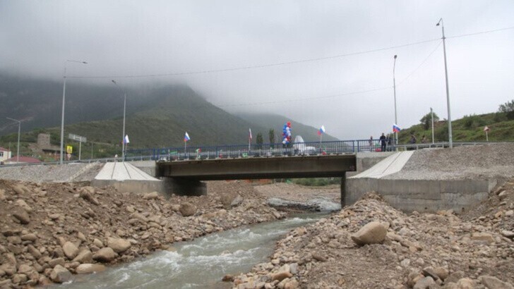 Новый мост открыт через горную реку Орга в селе Чиннах Итум-Калинского района (Чеченская респблика).