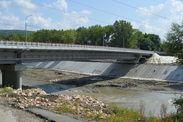 В поселке Тульском (р. Адыгея) завершено возведение нового моста через р. Белую.