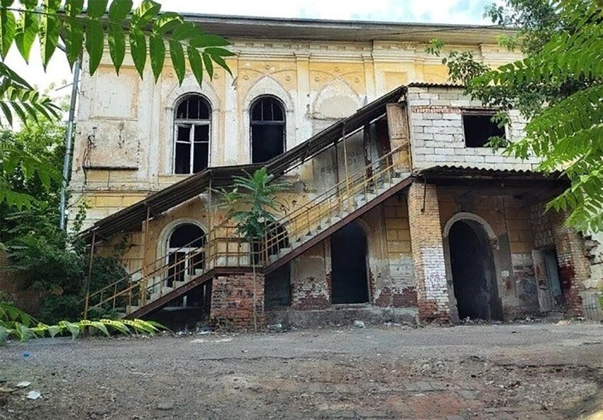 1. Заброшенный дом в Астрахани выглядит как заброшенный дворец сицилийской мафии