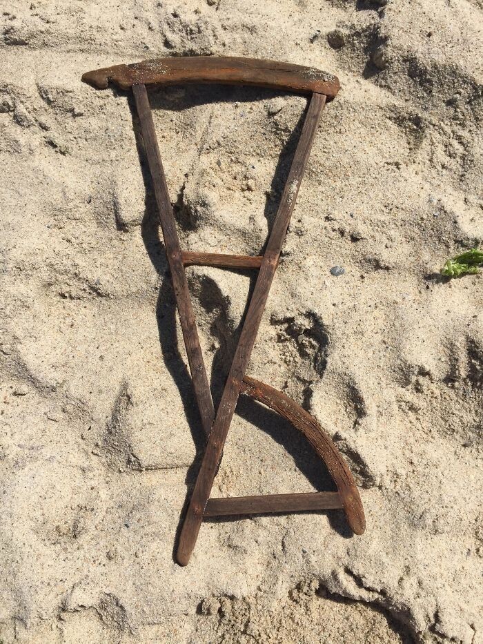18. Эту штуку выбросило на берег в Массачусетсе. Она деревянная, похоже на ручную работу. Может быть, это кусок стула?