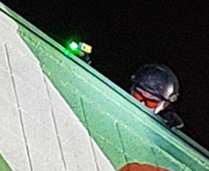 33. Что это за сканер, который был у полицейского на крыше во время протеста? Казалось, что светит зеленым лазером на некоторых людей в толпе