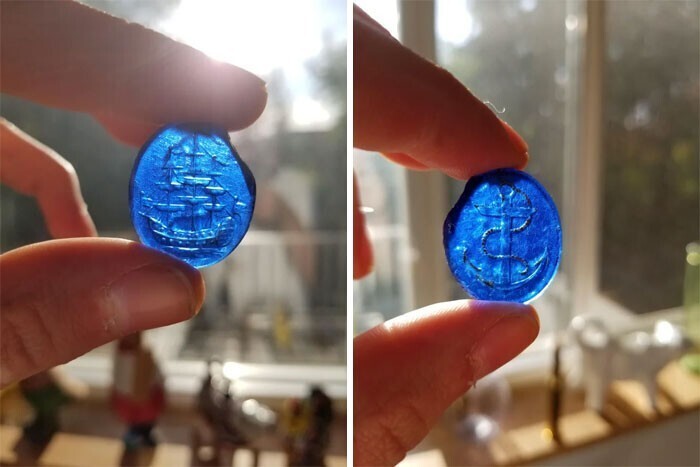4. Синий стеклянный жетон, найден в поле во Франции. Один из флагов корабля выглядит как "Юнион Джек". Игровая фишка или исторический артефакт?