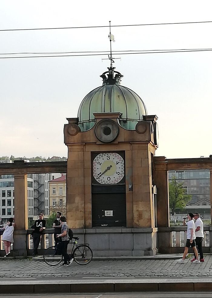 24. Часы с числами от 0 до 5, находятся в Праге. Для чего они?