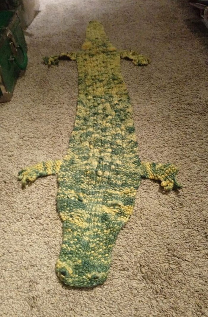 "Вязаный шарф в виде крокодильчика. Теперь он мой!"