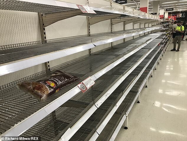 Так выглядели полки австралийских супермаркетов во время паники, связанной с коронавирусом