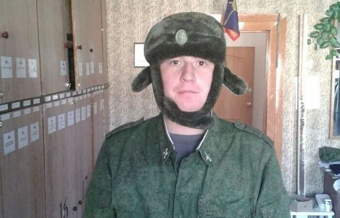 "Боевые русские медведи": в Сети спорят, зачем на армейских ушанках сделаны маленькие ушки