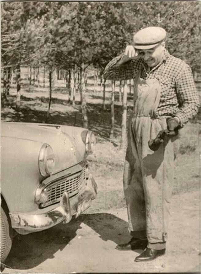 Владимир Этуш за починкой своего автомобиля. Фото из семейного альбома Владимира Абрамовича Этуша.
