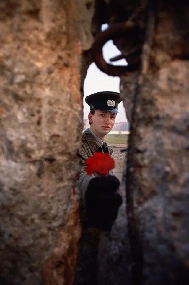 18. Охранник Берлинской стены
