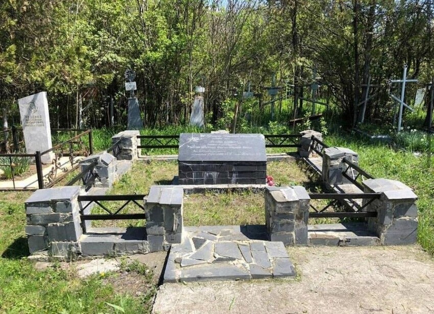 Братская могила лётчиц 46-го Таманского гвардейского женского авиаполка в Серноводском районе Чечни