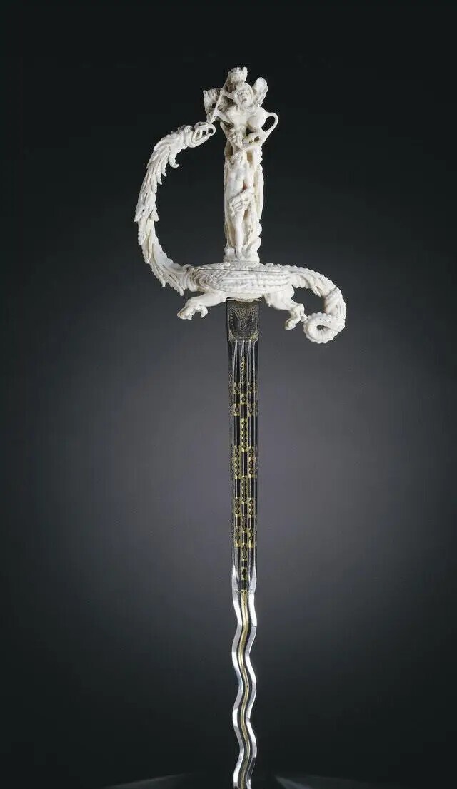 Меч из слоновой кости и стали. Нидерланды, вторая половина XVII века. Верхняя часть этого меча изображает спасение Андромеды Персеем.
