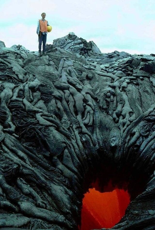 Застывшая лава выглядит как врата ада