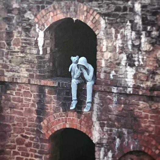 Скульптура в Бристоле, посвящённая Всемирному дню предотвращения самоубийств