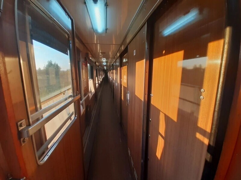 Вагон «Аммендорф» в классическом дизайне в составе поезда 677/678 Санкт-Петербург – Великие Луки