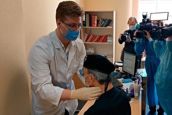 Михаил Боярский пришел на прививку и грохнулся в обморок: видео