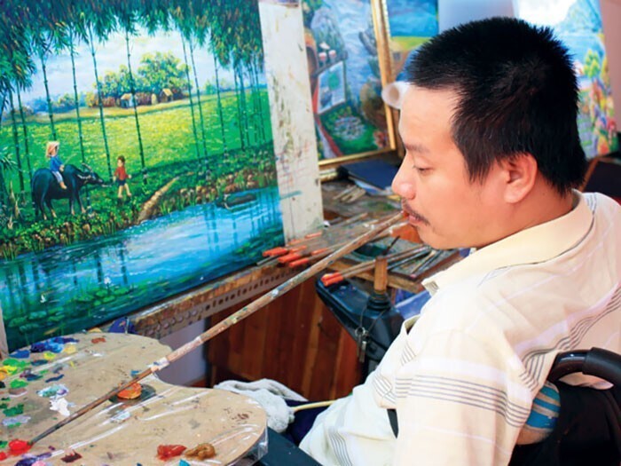 Парализованный ветеран Вьетнама создает потрясающие произведения искусства с помощью рта.