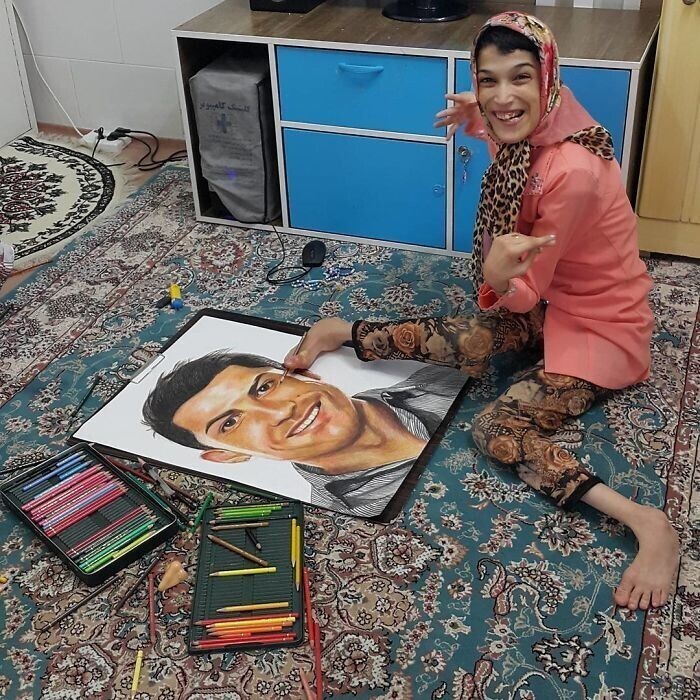 Иранская художница с ограниченными возможностями Фатима Хамами не теряет силы духа и рисует портрет Криштиану Рональдо с помощью ног.