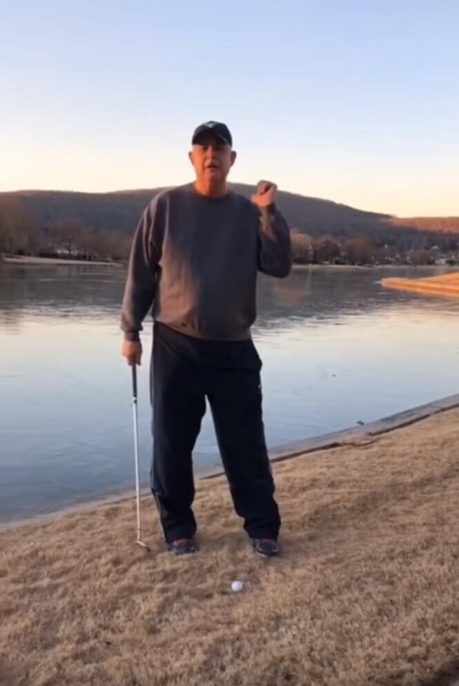 Завораживающий звук удара мяча для гольфа о лед на озере