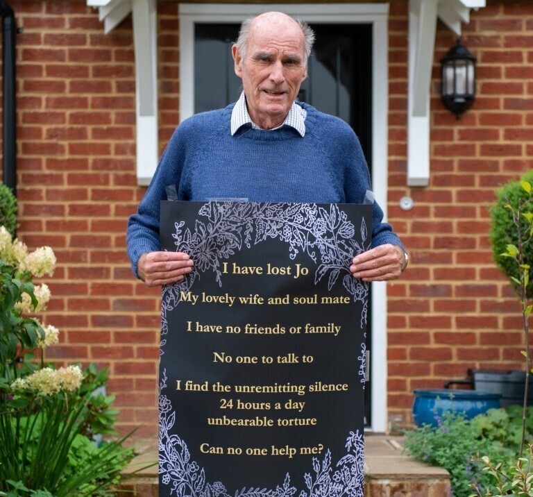 75-летний вдовец вывесил плакат с трогательной надписью, чтобы найти новых друзей 