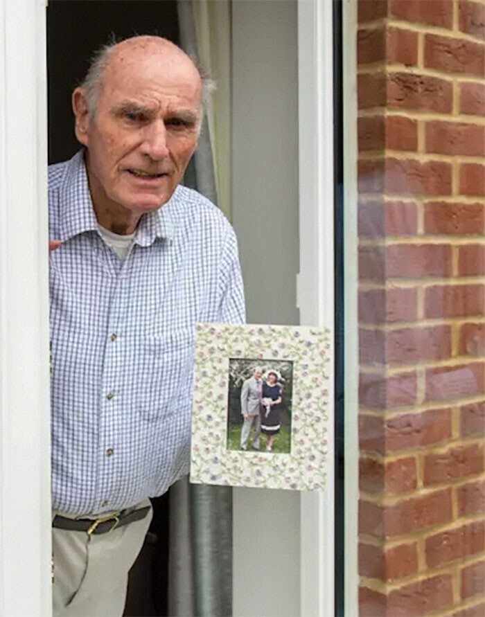 75-летний вдовец вывесил плакат с трогательной надписью, чтобы найти новых друзей 