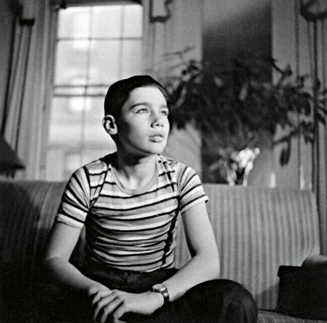Двенадцатилетний Владимир Познер в нью-йоркской квартире. США. 1946 г