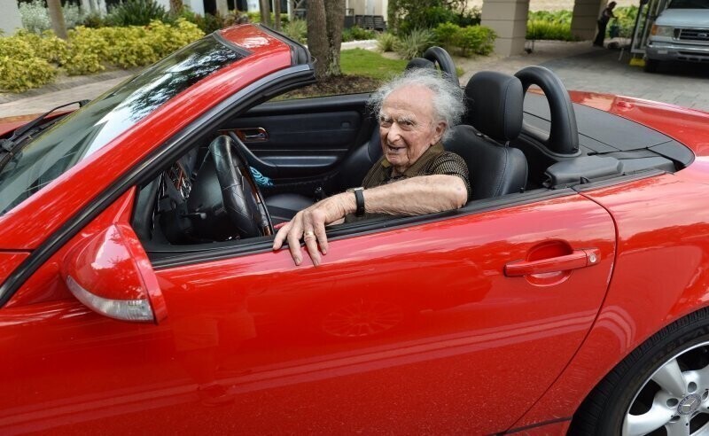 А вот 107-летний дедушка из Флориды водит красный кабриолет и собирается жениться