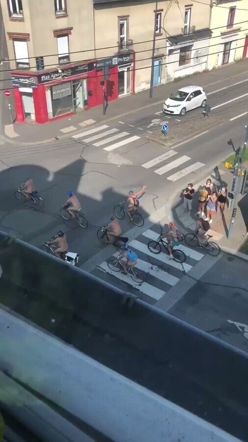 Во французском Ренне прошел парад голых велосипедистов