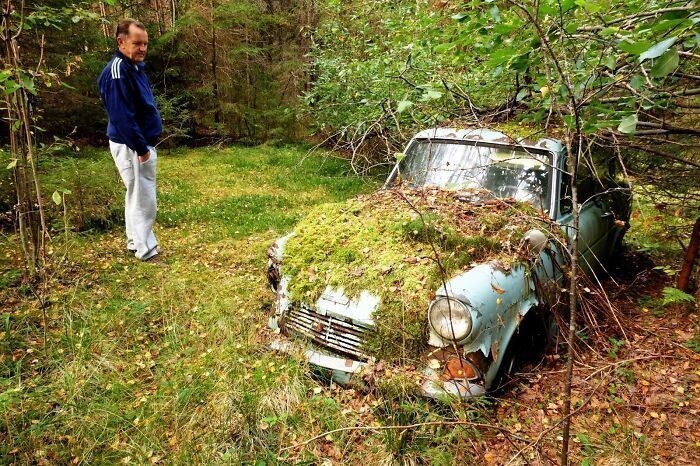 "Старая машина отца, на которой он не ездил 40 лет, все еще стоит на прежнем месте"
