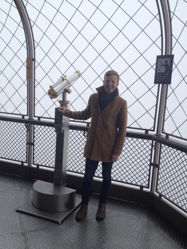 1. «Забрался на вершину Эйфелевой башни, чтобы полюбоваться видом… в туманный день»