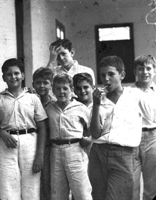 Фидель Кастро. 1940 год. ...тот который с конфетой