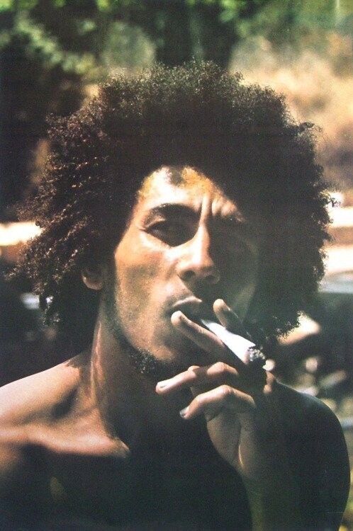 Боб Марли курит косяк, 1973 год