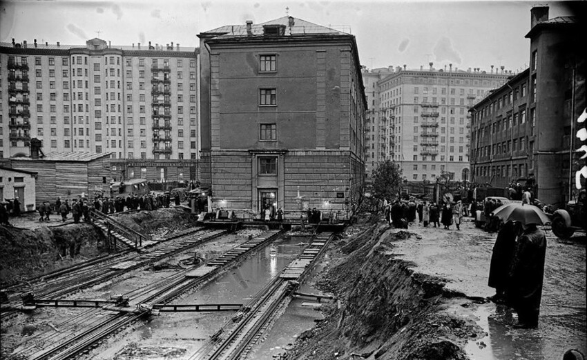 В течение нескольких десятков лет в Москве были передвинуты более 70 домов
