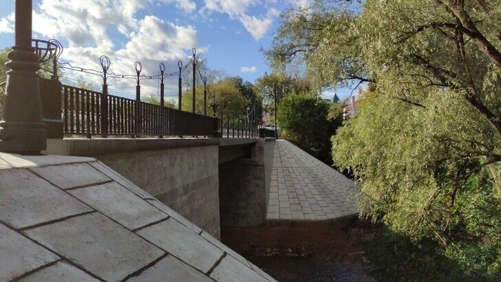 В Московской области в г. Клин отремонтировали мост, возведённый через реку Сестру.
