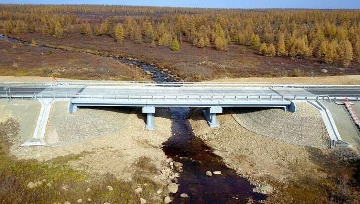 В Якутии на трассе «Лена» отремонтировали мост через ручей Каменка.