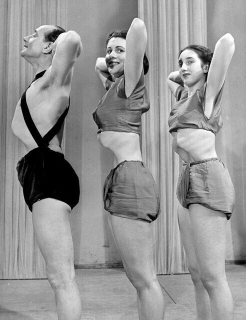 Пол Дюк в телешоу BBC "Смех и жизнь" показывает упражнения из йоги, 1949 г. Уильям Сумитс